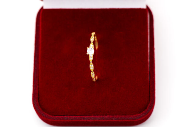 Anel Ouro 18K Solitário Ondas Laterais C/ Zircônias