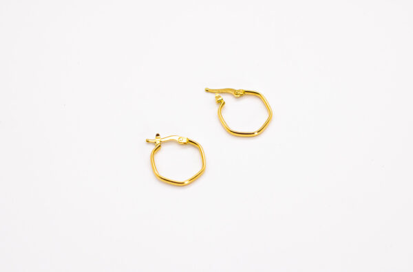 Argola Ouro 18K Hexagono Cantos Arredondados C/ Trava - Imagem 3