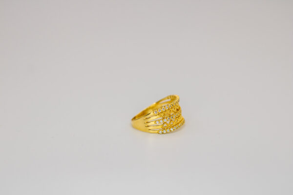 Anel Ouro 18K C/ Zircônias e Face Texturizada C/ Corações Vazados