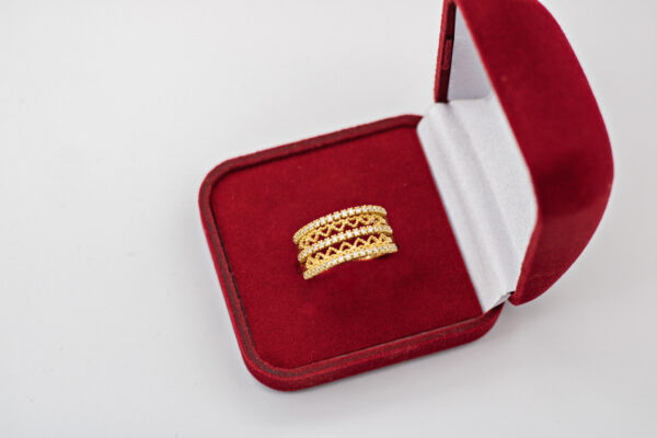 Anel Ouro 18K C/ Zircônias e Face Texturizada C/ Corações Vazados - Imagem 4