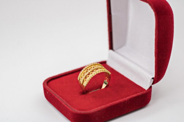 Anel Ouro 18K C/ Zircônias e Face Texturizada C/ Corações Vazados - Imagem 3