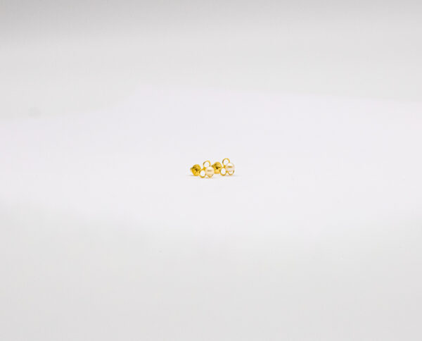 Brinco Ouro 18K Infantil Flor Pérola Natural 3mm - Imagem 2